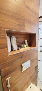 baño con armario de madera con lavamanos en Nasma chalets, en Barka