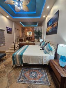 Casa Flor del Desierto في لوريتو: غرفة نوم بسرير كبير بسقف ازرق