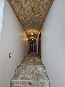 Casa Flor del Desierto في لوريتو: ممر به درج وسقف حجري