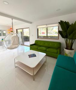 Χώρος καθιστικού στο Retro Retreat