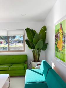 Χώρος καθιστικού στο Retro Retreat +27 φωτογραφίες