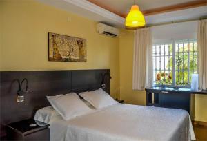 een slaapkamer met een groot bed met witte lakens bij CASABA - Boutique - Torre del Mar in Torre del Mar