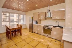 Η κουζίνα ή μικρή κουζίνα στο Chateau Apartments Hotel +2 φωτογραφίες