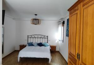 En eller flere senge i et værelse på Casa Rural La Chamarita