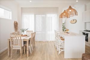 Η κουζίνα ή μικρή κουζίνα στο The White House near beach & shops