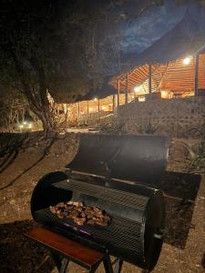 - un grill avec de la viande dans l'établissement Burko Luxury Camp & Lodge, à Arusha