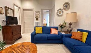 un soggiorno con un divano blu e un tavolo di In Mons Iunonis ad Arezzo