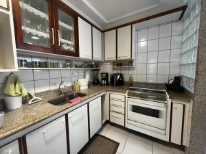 Køkken eller tekøkken på ESathler ar garagem pertinho da praia