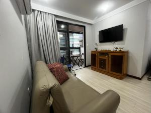 Et tv og/eller underholdning på ESathler ar garagem pertinho da praia