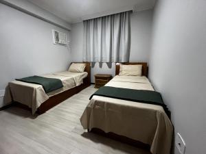 En eller flere senge i et værelse på ESathler ar garagem pertinho da praia