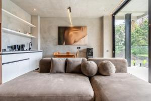 ein Wohnzimmer mit Sofa und Tisch in der Unterkunft MODERN AND COMFORTABLE JUNGLE VISTA HOTEL Ubud Bali By JV with a relaxing atmosphere in Ubud