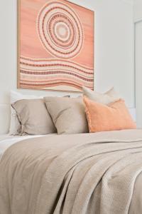 Ένα ή περισσότερα κρεβάτια σε δωμάτιο στο The White House near beach & shops