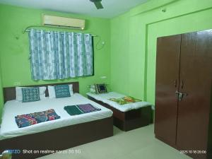 Giường trong phòng chung tại 4 Bhk Villa At Pushpanjali Residency Phase 2 Bunglow No A1 Owale Ghodbunder Road Thane West