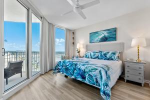 Postel nebo postele na pokoji v ubytování 5 Star Resort 6th fl 2BR 2 BATH King Suite Shuttle Pools Family + 18 fotografií