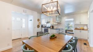eine Küche und ein Esszimmer mit einem Holztisch und Stühlen in der Unterkunft Modern Sonoma Stay w Spacious Deck Views Prime Location Bennett in Santa Rosa