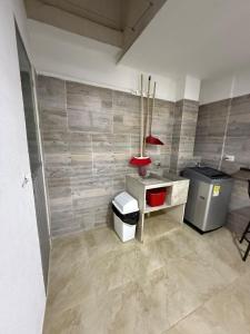 a room with a desk and a trash can at New Central Apartment 101 in Ocaña