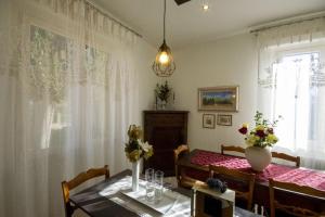 una sala da pranzo con un tavolo e una finestra di In Mons Iunonis ad Arezzo