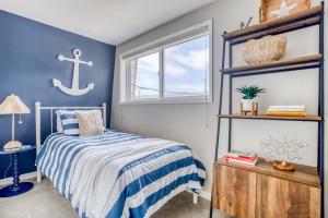 a bedroom with a bed and a window at Twin Rocks Retreat in Rockaway Beach
