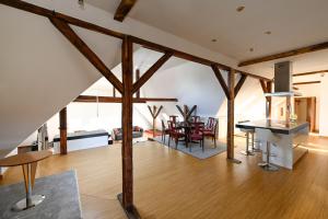 ein Wohnzimmer mit Holzbalken und einem Tisch in der Unterkunft Brackweder Hof in Bielefeld