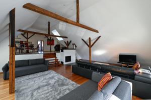 ein Wohnzimmer mit Sofa und Fernseher in der Unterkunft Brackweder Hof in Bielefeld