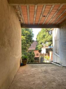 an empty patio with a view of a house at Casa completa com dois quartos e estacionamento grátis in Serra