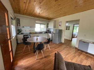 a kitchen and dining room with a table and chairs at Casa Bella Vista 1 Paraguay in Bella Vista