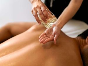 Una mujer recibiendo un masaje de un terapeuta. en Le Diwan Hotel Rabat - MGallery Collection, en Rabat