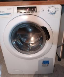 eine weiße Waschmaschine in einem Zimmer in der Unterkunft Appartement calme, frais à louer, nouvellement repeint, emplacement stratégique, proche de toutes commodités, de l'autoroute, valenciennes, lille, Belgique, wifi, Netflix, parking Gratuits in Raismes + 24 Fotos