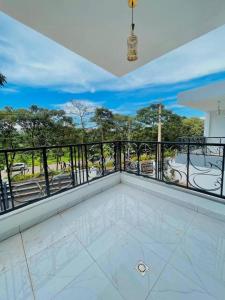 une chambre avec balcon avec vue dans l'établissement Iwabo Apartments Kigali Airport Kanombe, à Kigali