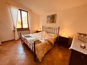 a bedroom with a bed and a window at Antica Fiera in Caprese Michelangelo