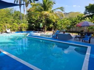 a swimming pool with blue water in a resort at Casa siboney in Estación El Salto