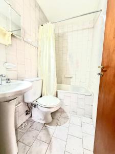 Et badeværelse på Amoblados Neuquen ALTO COMAHUE SHOPPING