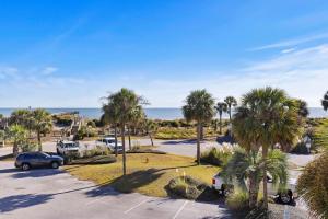 216A Sea Cabin في جزيرة النخيل: موقف للسيارات مع أشجار النخيل والمحيط