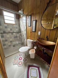 un bagno con doccia, WC e lavandino di Casa Maria Mar a São José Altre 21 foto