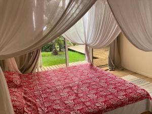 Un pat sau paturi într-o cameră la Tahiti Pacific Lodge Punaauia