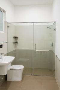 Villa Kia Ora في غالي: حمام مع دش ومرحاض ومغسلة