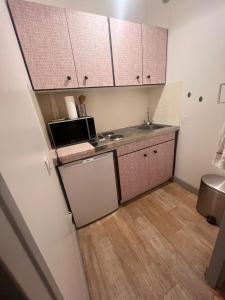 La Pause Tulliste في تول: مطبخ صغير مع حوض وميكروويف +صورة واحدة