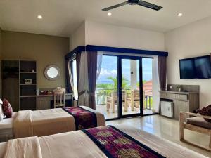 アメッドにあるMejore Beach Hotelのベッドルーム(ベッド2台、テレビ、バルコニー付) +31枚の写真