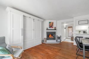 a living room with a fireplace and a table at Hameau 26-33 studio in Stoneham