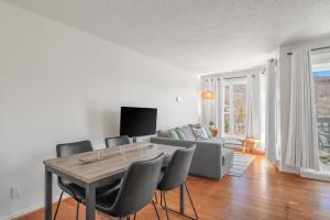 a living room with a table and chairs and a couch at Hameau 26-33 studio in Stoneham