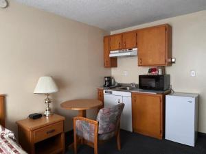 Η κουζίνα ή μικρή κουζίνα στο Discovery Inn