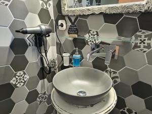 een badkamer met een wastafel en een spiegel bij HoMe on the mountain in Mouresi +56 foto's