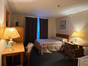 Ένα ή περισσότερα κρεβάτια σε δωμάτιο στο Discovery Inn +18 φωτογραφίες