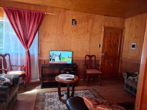 TV a/nebo společenská místnost v ubytování Cabañas San Sebastián