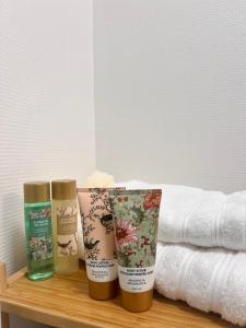 La Pause Tulliste في تول: ثلاث زجاجات من المرطبات موضوعة على رف خشبي