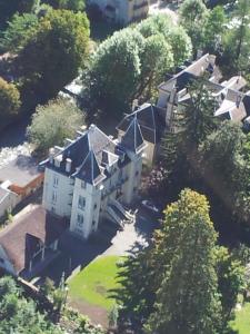 une vue aérienne sur une maison arborée dans l'établissement Castel de la Pique, à Luchon