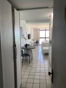 une pièce avec une table et un salon dans l'établissement Suíte Golden Beach Frente Mar, à Récife