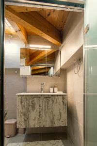 Ένα μπάνιο στο Vincenzo Villa Variko