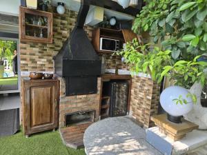 una cocina al aire libre con chimenea de ladrillo en un patio en 2 Bedroom Appartement in the City, en Kinshasa 20 fotos más