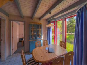a dining room with a wooden table and chairs at Gemütliches Ferienhaus im skandinavischen Stil in Granzow